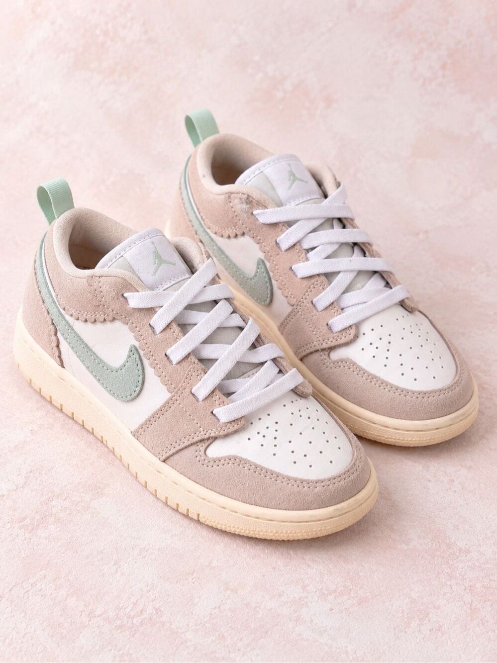 Nearly New Nike Air Jordan 1 Low Alt SE "Scalloped Edge" (Guava Ice) Sz girls 2